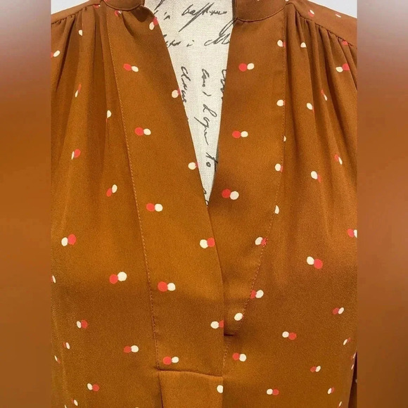 ANN TAYLOR Polka Dot Print Split Neck Pleated Blouse. Size XS - Picture 2 of 8